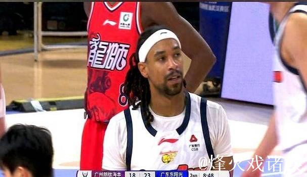 萨林杰封盖三分，长传助攻反击，奎因单手劈扣霸气收尾！