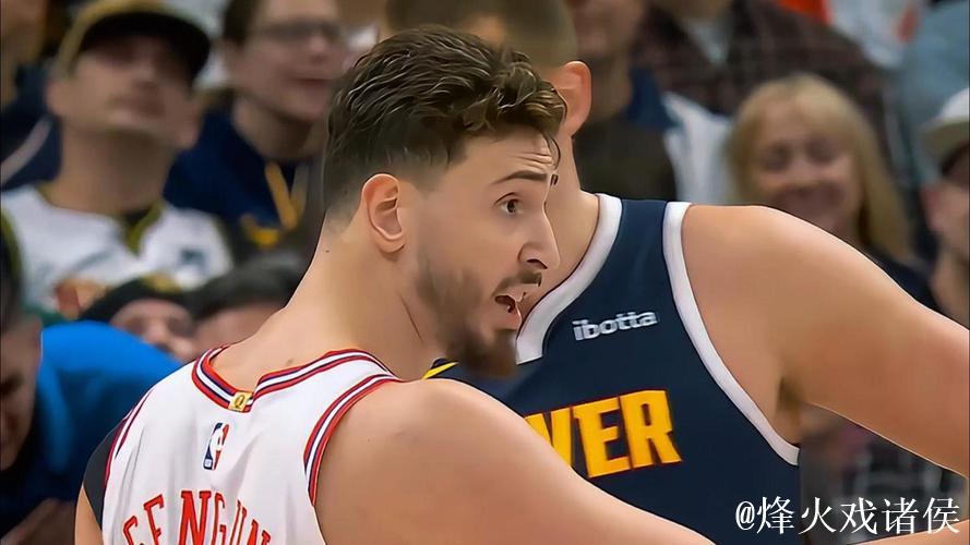 申京开局连续单挑约基奇,3投全中斩获6分 申京开局连续单挑约基奇,3投全中斩获6分